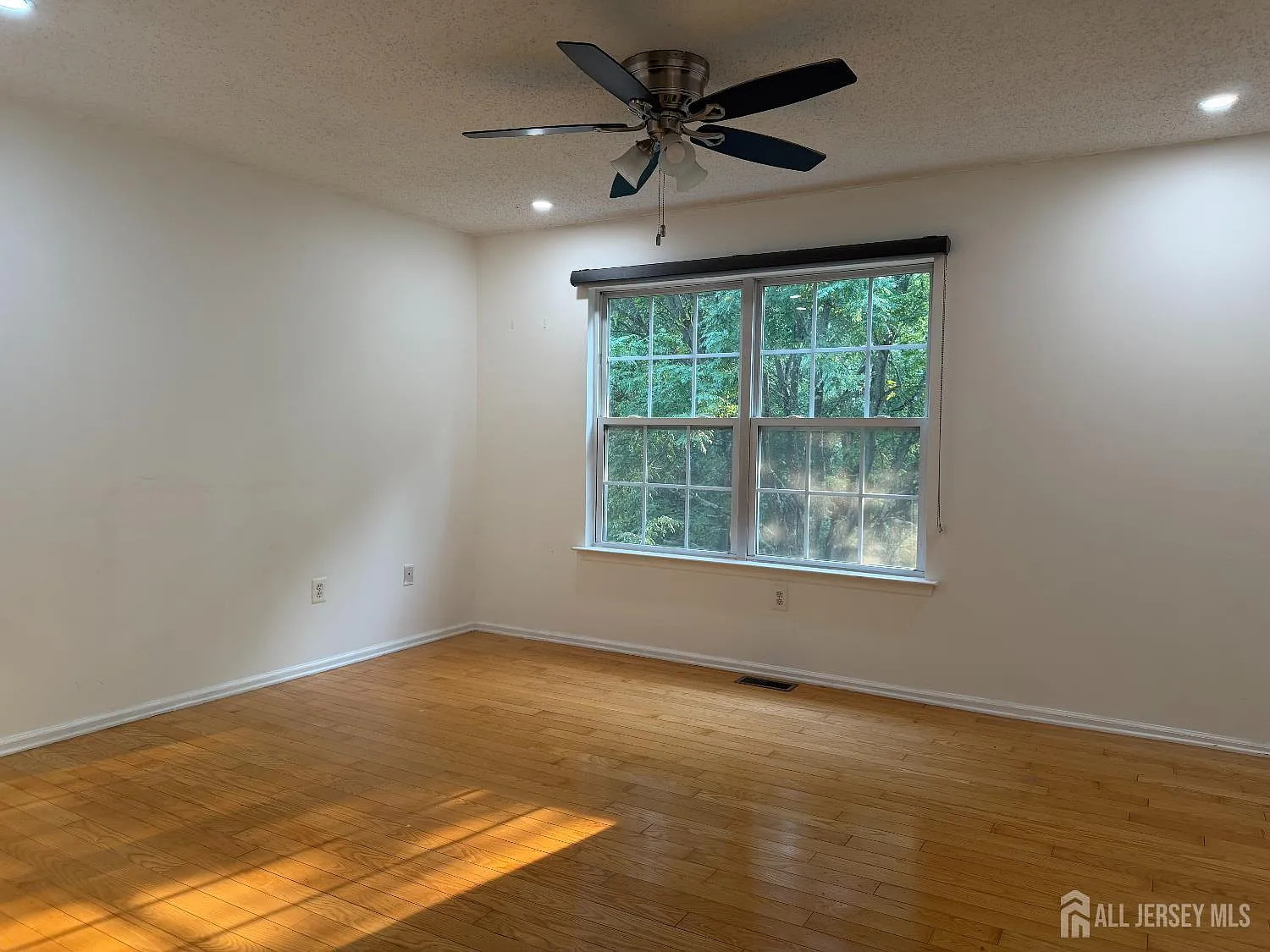 3 bed, 2.5 bath, 1587 sqft, $3,100 — Photo 3