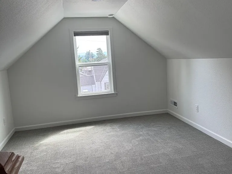 1421 NE Dallas St — Photo 14