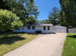 101 Golf View Ln, Carpentersville, IL 60110