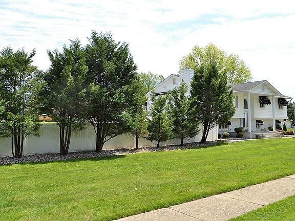 3rd image of 12 Shady Nook Dr