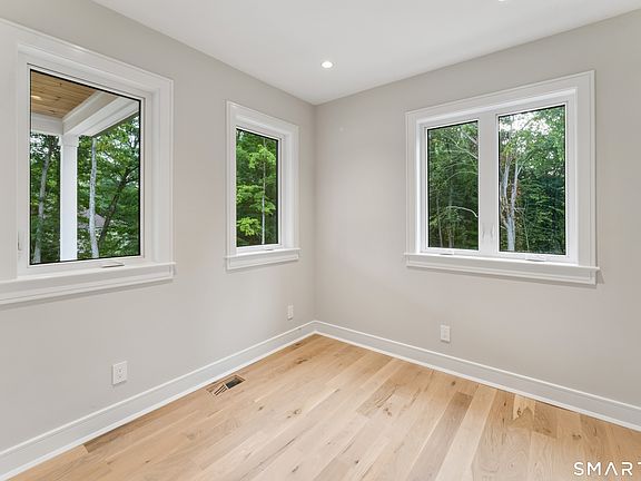 4th image of 11 Oak Ridge Drive