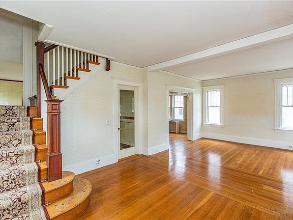5th image of 290 Norwood Ave