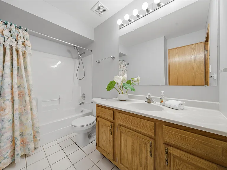 752 Rosanne St — Photo 24