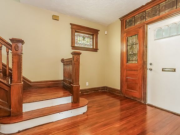 3rd image of 61 Hillcrest Ter