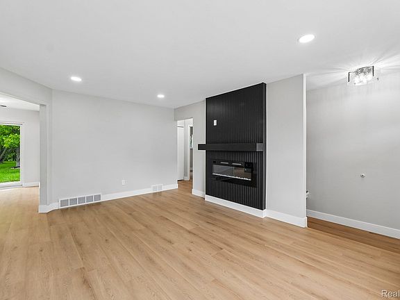 3rd image of 29531 Eiffel Ave