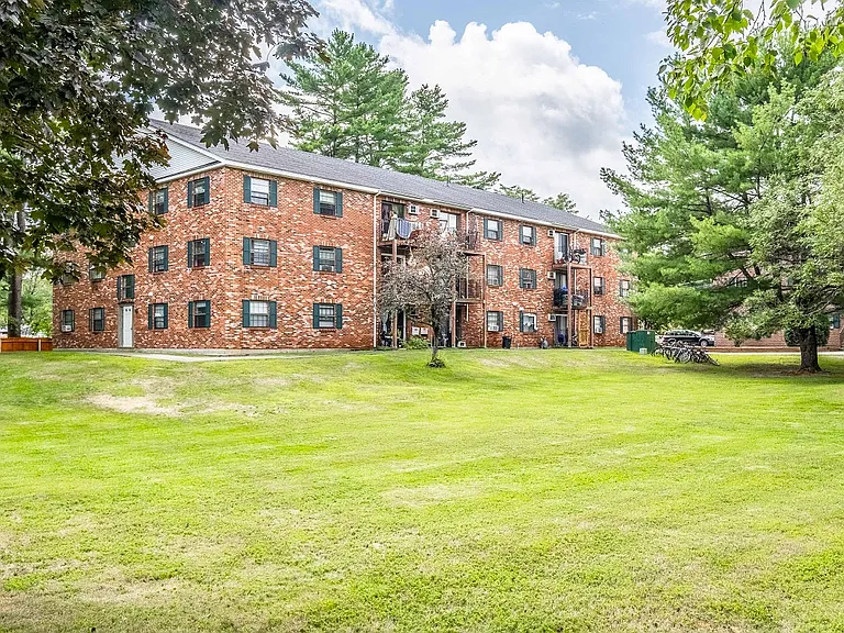 Meadowbrook Apartments — Photo 17