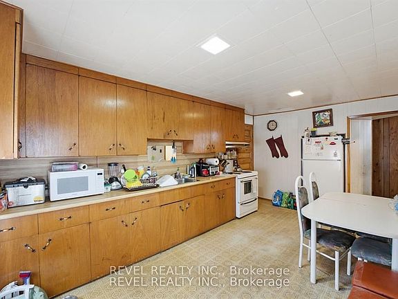 3rd image of 535 Park St N