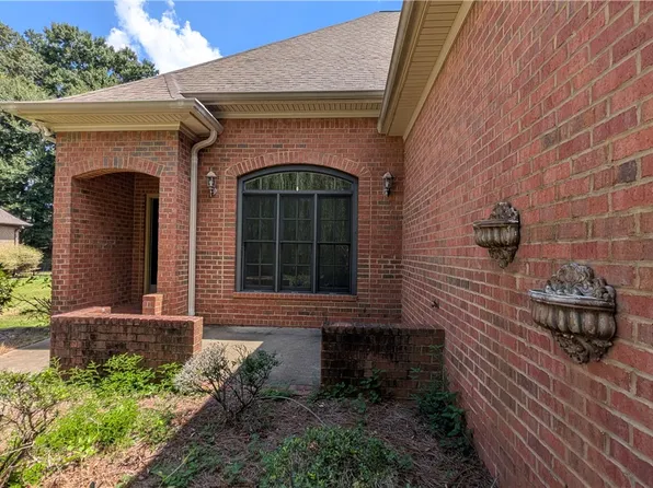 2172 N Donahue Dr, Auburn, AL 36830