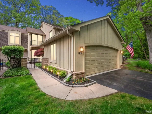 1161 Hillpointe Cir, Bloomfield, MI 48304