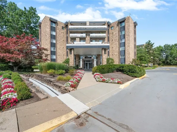 2112 Acacia Park Dr APT 408, Lyndhurst, OH 44124