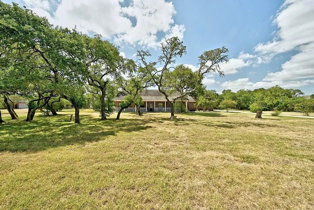 4 bed, 3.0 bath, 2206 sqft, $3,350 — Photo 2
