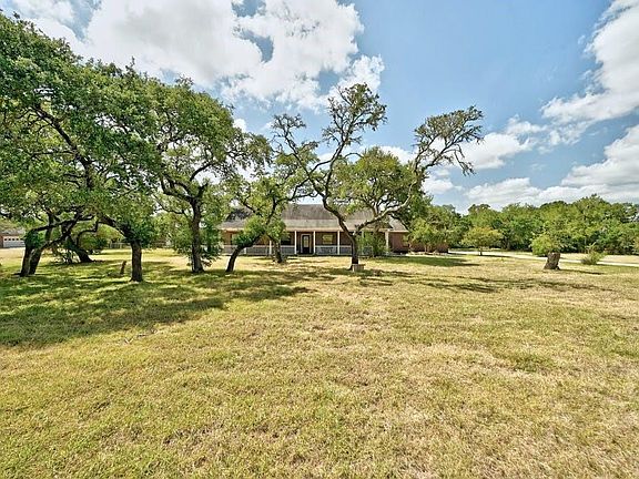 2nd image of 200 Oak Hollow Ln