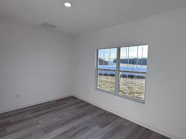833 Colville Dr — Photo 8