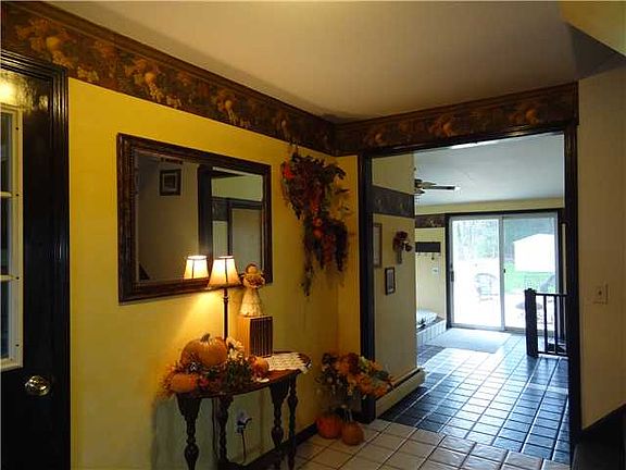 3rd image of 995 Mayflower Dr
