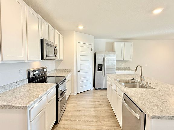 4th image of 5320 Peach Dr