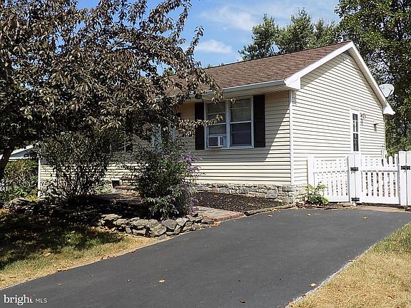 2nd image of 3425 Fox Ridge Ct