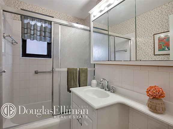 5th image of 200 E 36th St APT 3G