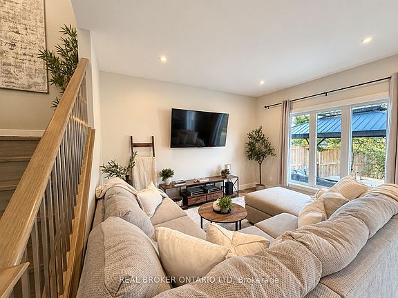 4th image of 22 Queensway Dr