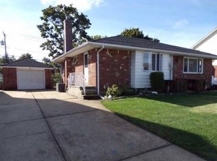 606 Parker Ave, Levittown, NY 11756