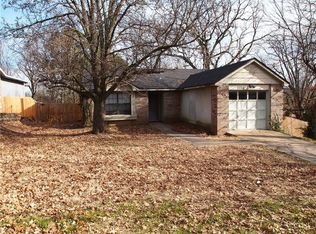 2358 N Hummingbird Ln, Fayetteville, AR 72703