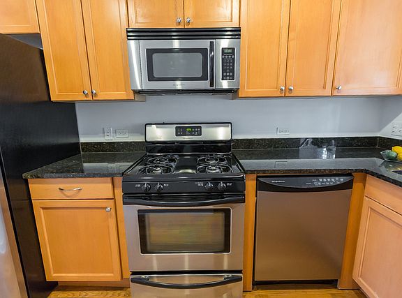 5th image of 1152 W Cornelia Ave #2