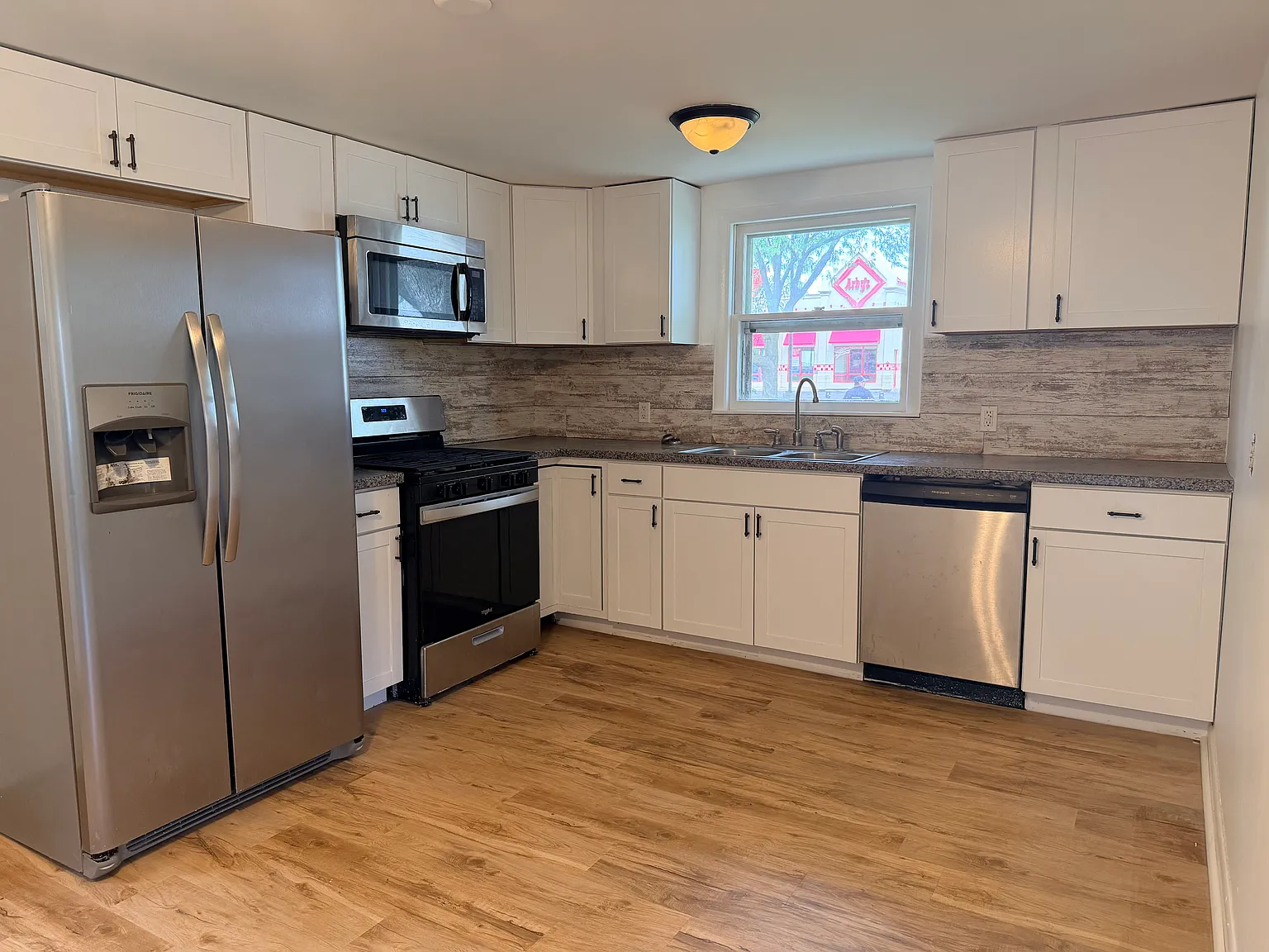 3 bed, 1085 sqft, $2,095 — Photo 4