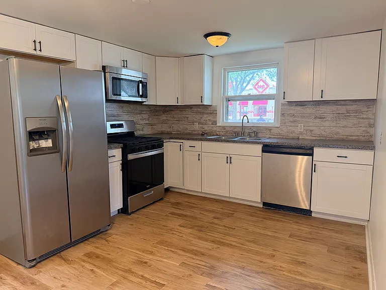 277 N La Salle Ave — Photo 4