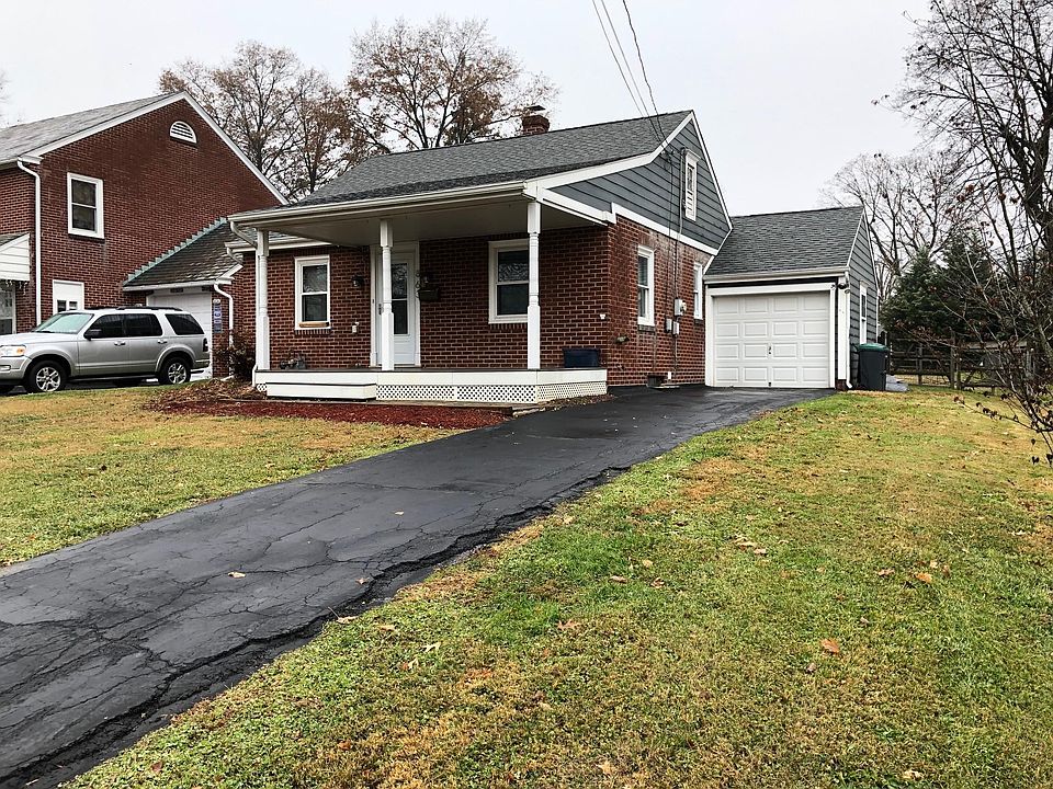 863 Walnut St - Front of House