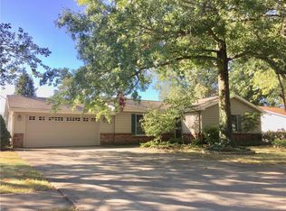 724 Clifton Dr, Charleston, IL 61920