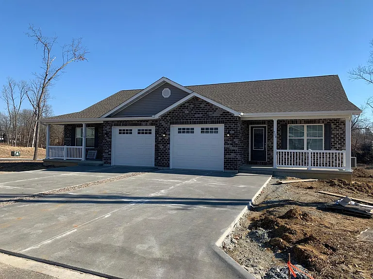727 Valley View Ct — Photo 2