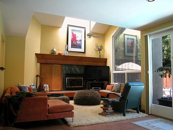 Family Room w/buit-ins