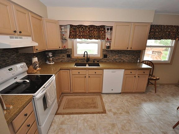 3rd image of 613 Sheridan Dr