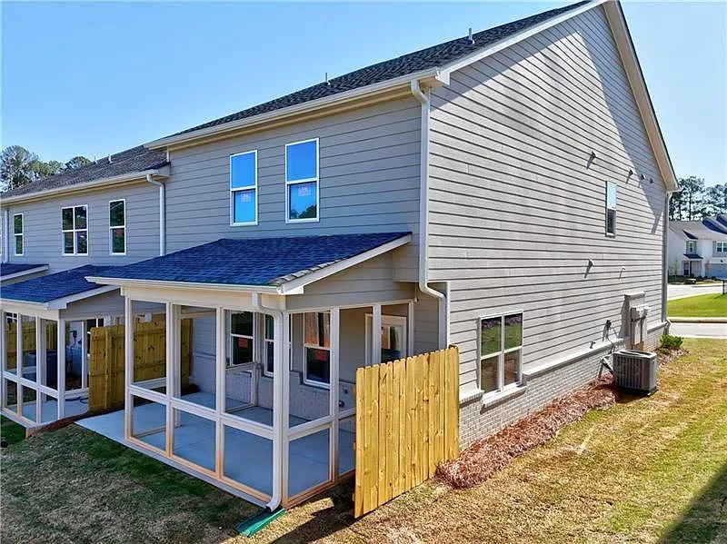 4 bed, 2.5 bath, 2319 sqft, $2,750 — Photo 2