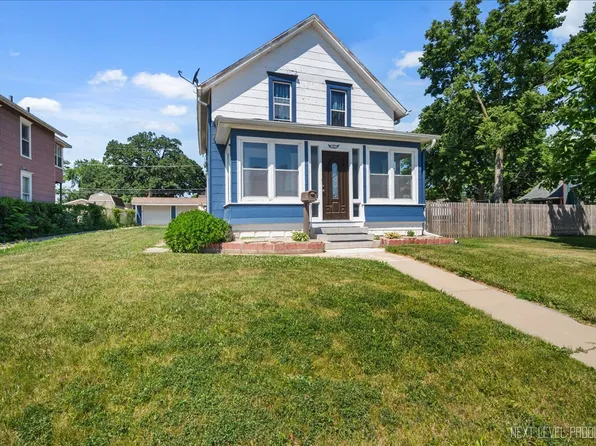 12 N Lincolnway, North Aurora, IL 60542