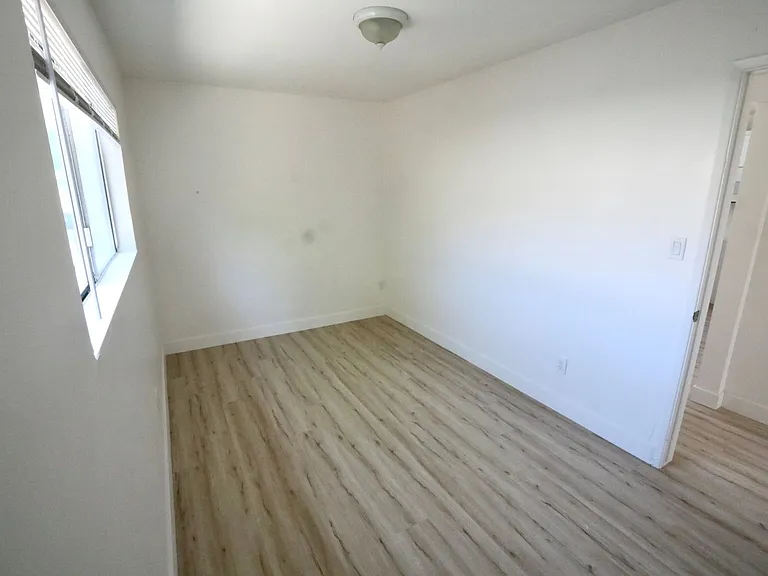 2527 Cedar Ave — Photo 11