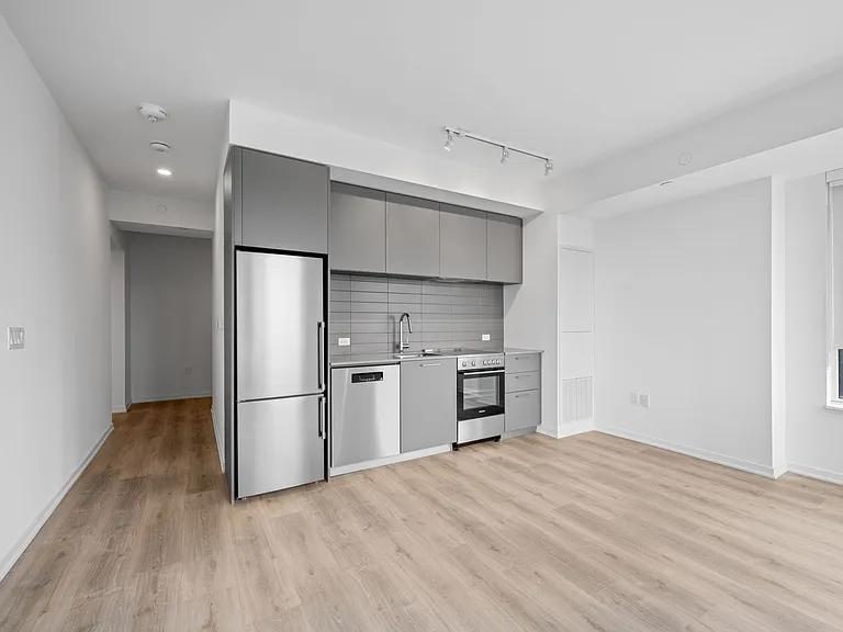 101 Roehampton Ave — Photo 116