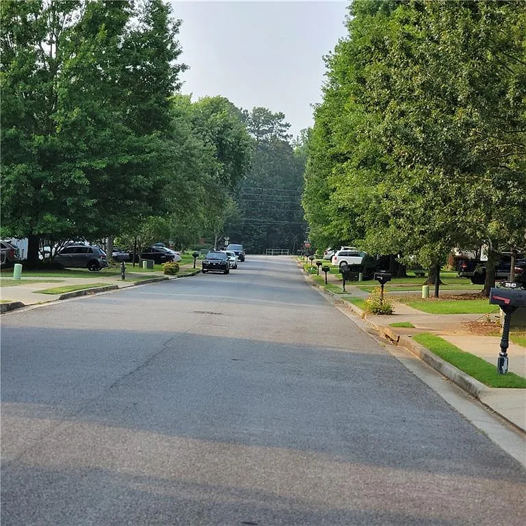 3 bed, 2.5 bath, 1669 sqft, $2,395 — Photo 2