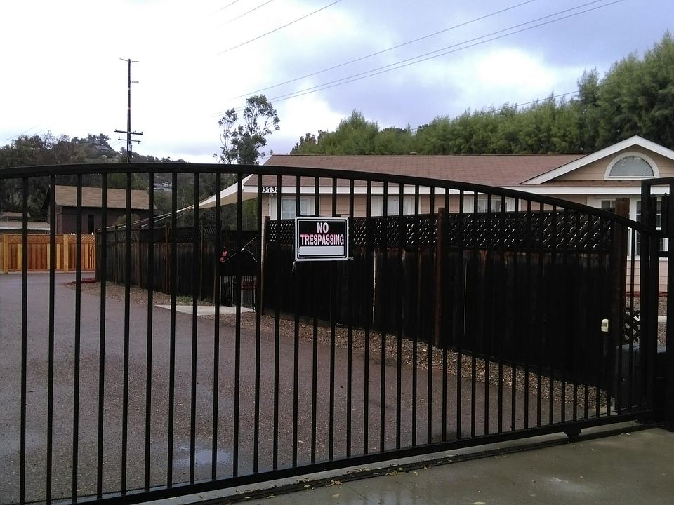 Remote control motorized gate 