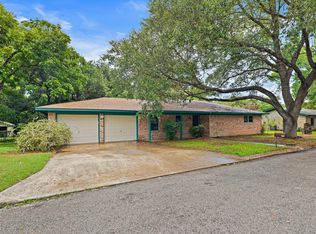 215 Memorial Dr, Luling, TX 78648