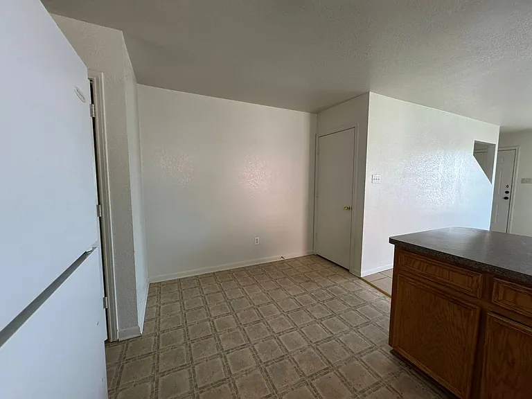 1106 Lansberry Ct — Photo 7