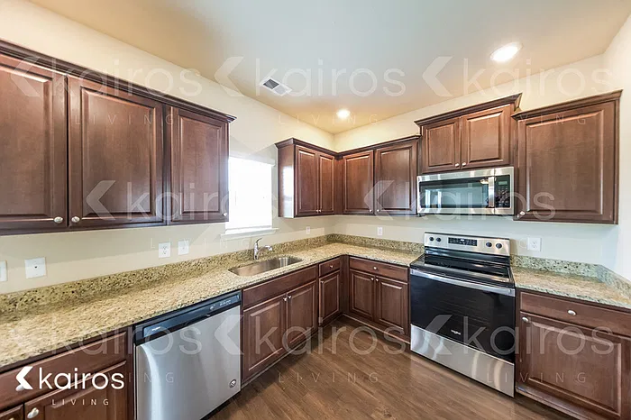4 bed, 2.5 bath, 2220 sqft, $2,175 — Photo 2