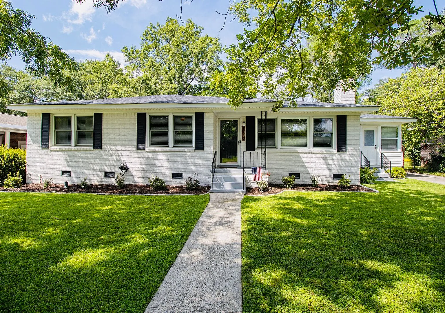 Stunning 3 Bed, 2 Bath brick home in West Columbia - Less than 10 minutes to Downtown Columbia an... — Photo 1