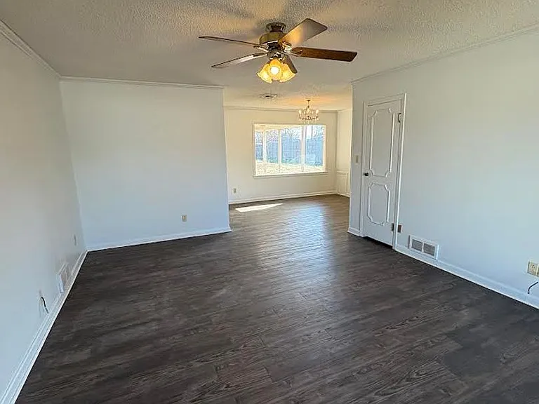 401 S Hoover St — Photo 2
