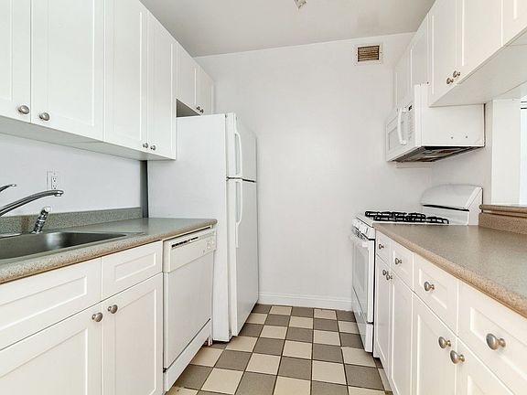 5th image of 88 Greenwich St APT 423
