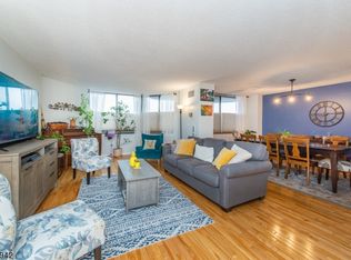 124 Harmon Cv, Secaucus, NJ 07094