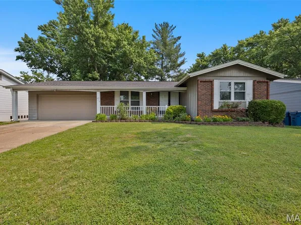 527 Blazedwood Dr, Ballwin, MO 63021