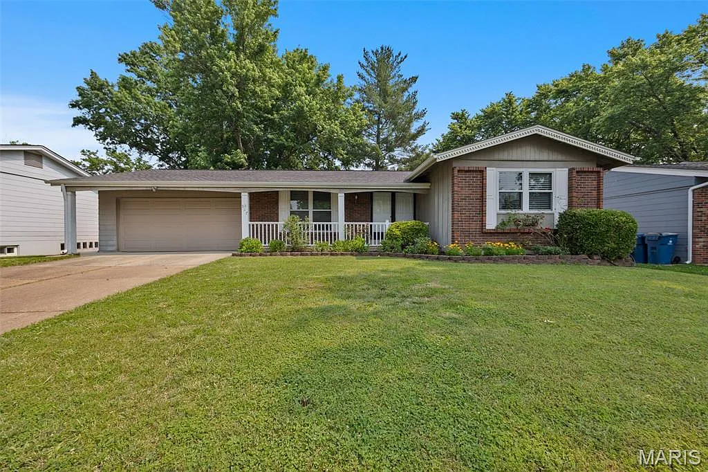 527 Blazedwood Dr photo 1
