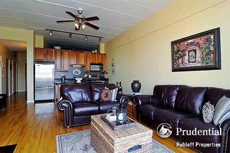 5th image of 3944 N Claremont Ave Unit 406