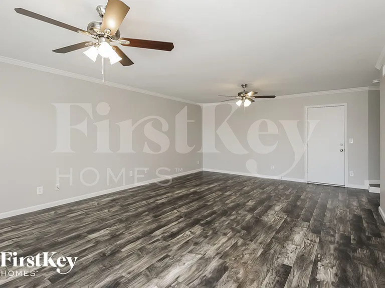 5359 E Elmwood St — Photo 2