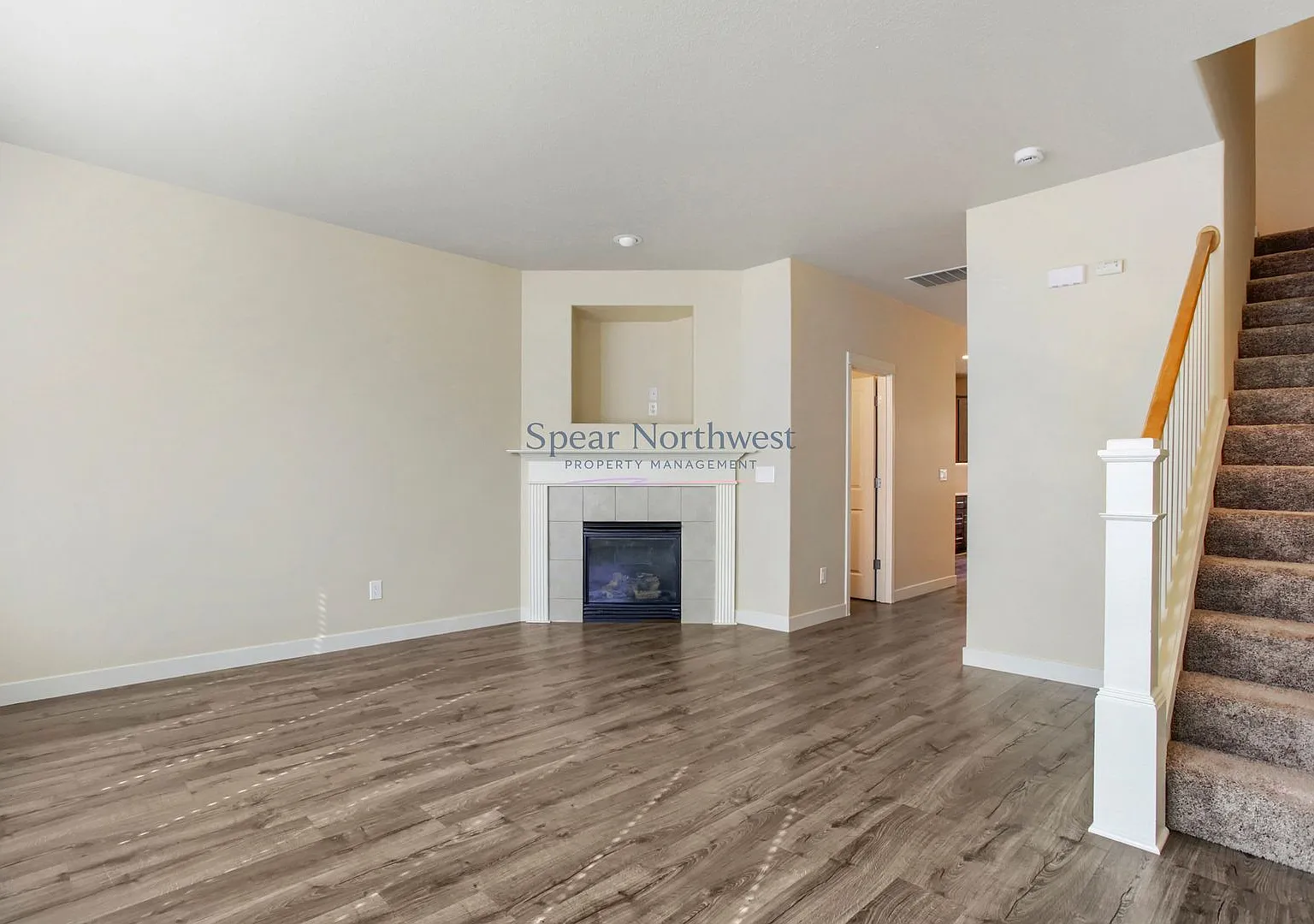 Freshly Remodeled 3-Story Townhome in a Gated Community Blocks to MAX & Gresham Station — Photo 4
